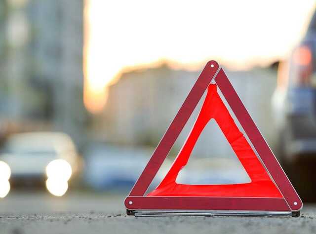 У Києві вантажівка в’їхала у відбійник і перекинулася: утворився великий затор