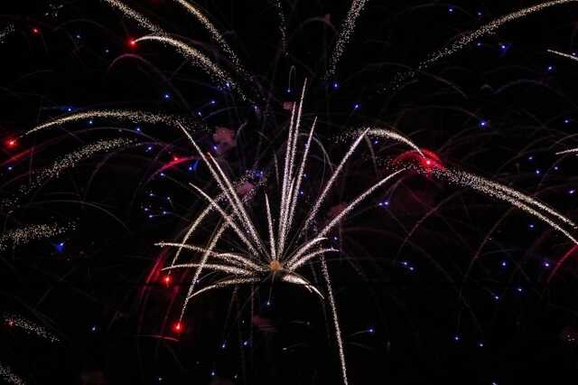 В Харькове мужчина запустил фейерверк, чтобы удивить девушку: на место вызвали полицию