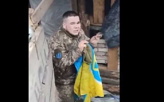 Російські солдати знущаються з полоненого українця з 53-ї бригади