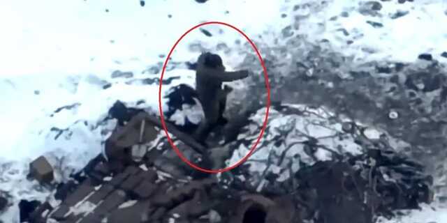 «Майстер бойових мистецтв». Український дрон зняв безглузде тренування окупанта у згорілого танка