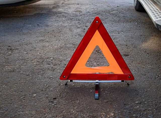 Под Киевом произошло лобовое столкновение маршрутки и легковушки: есть пострадавший