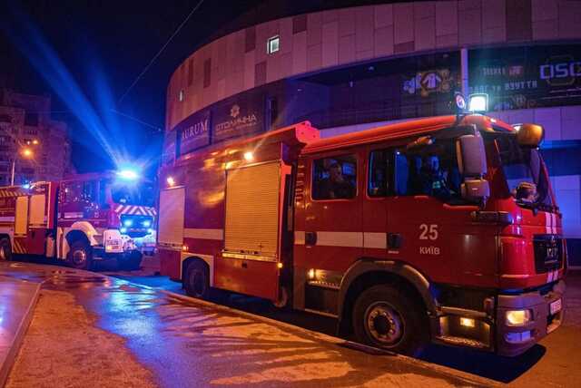 В Киеве произошел пожар в ТРЦ, расположенном над станцией метро "Героев Днепра"