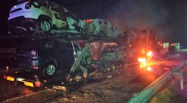 У Київській області вогонь знищив автовоз та сім легковиків, які він перевозив