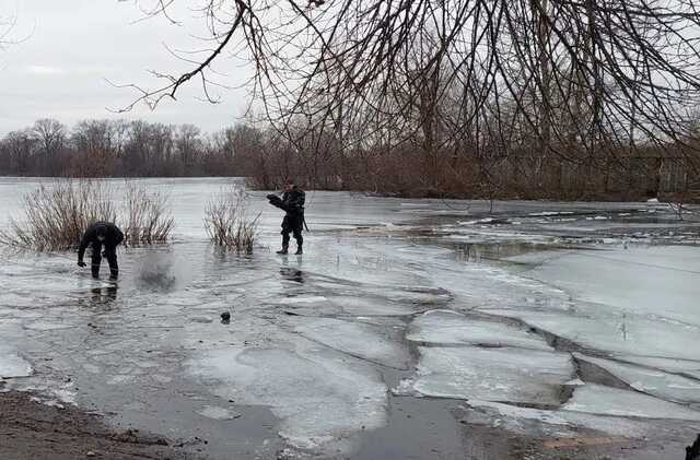 В Киеве на реке Десенка мужчина провалился под лед и погиб