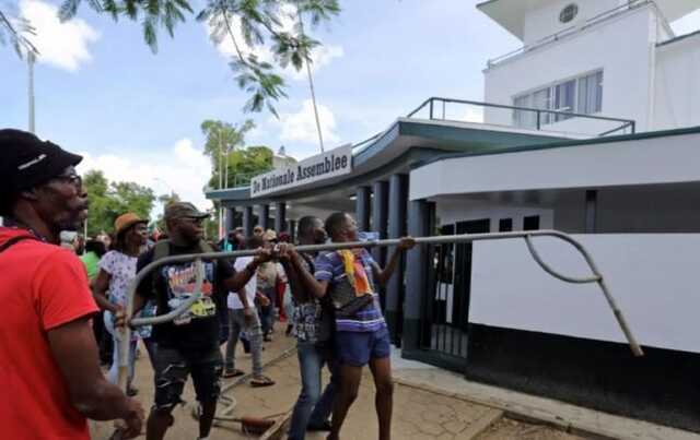 У Суринамі протестувальники штурмували будівлю парламенту