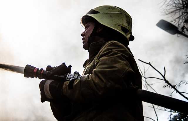 В Соломенском районе Киева сильный пожар на складе