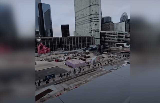 У Парижі самогубство в торговому центрі викликало масову паніку та втечу відвідувачів