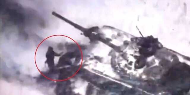 Російський танк контузив своїх же військових