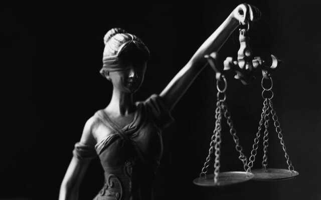 Без конвертів та поштових марок в українських судах серйозно затягується розгляд справ