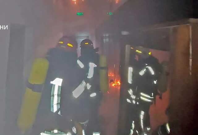 У Київській області бійці ДСНС врятували з палаючого офісу трьох людей