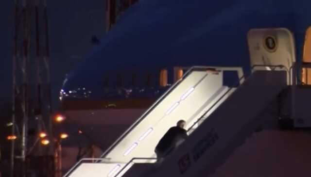 Байден спіткнувся і впав під час відльоту з Варшави