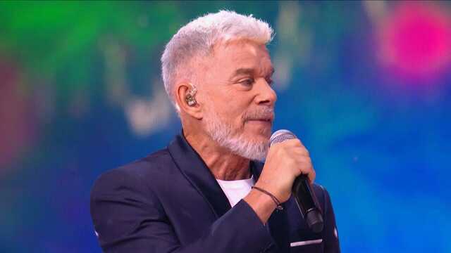 Газманов заспівав "Офіцери" та заклеїв логотип відомого бренду на куртці