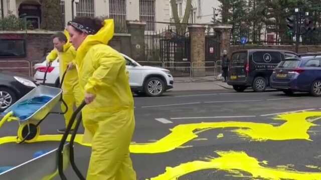 У Лондоні вулицю перед посольством Росії пофарбували у кольори українського прапора