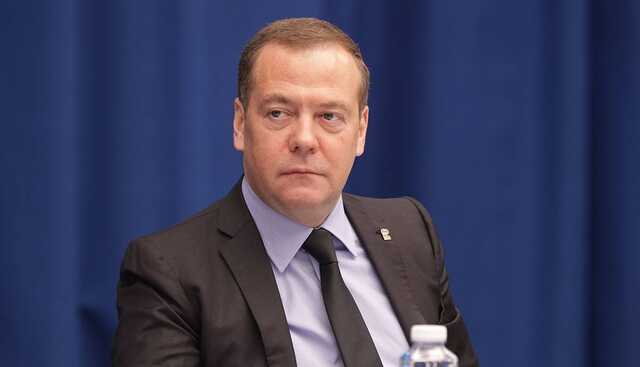 Медведєв повернув прихильність Путіна ядерними погрозами на адресу Заходу – Bloomberg