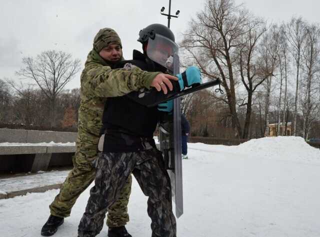 Пенсіонери їли гречку, школярі звикали до ОМОНу: у Санкт-Петербурзі провели святкову акцію