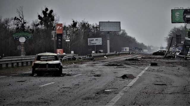 Журналісти показали жахливі кадри з "траси смерті" на початку війни