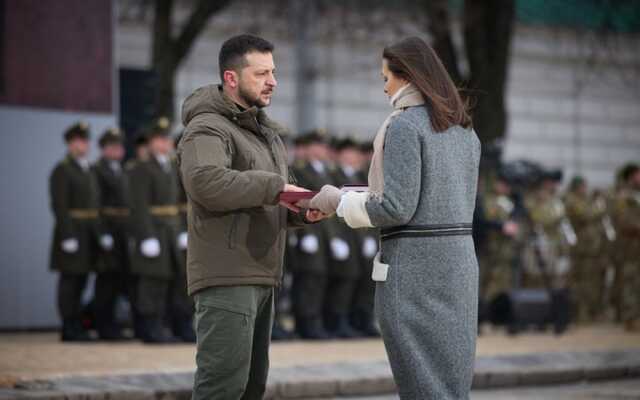 Зеленський вручив нагороди українським захисникам на Софійській площі