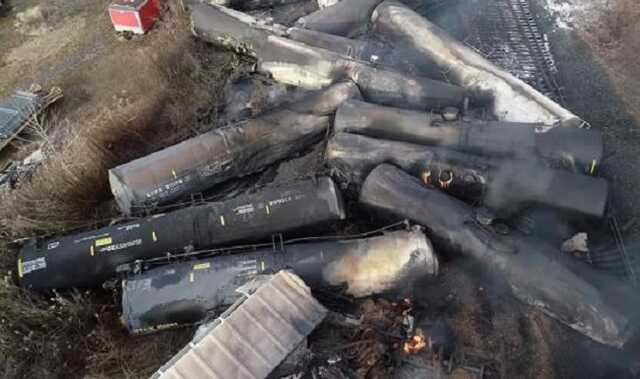 В США назвали причину схода с рельсов поезда с химикатами в Огайо