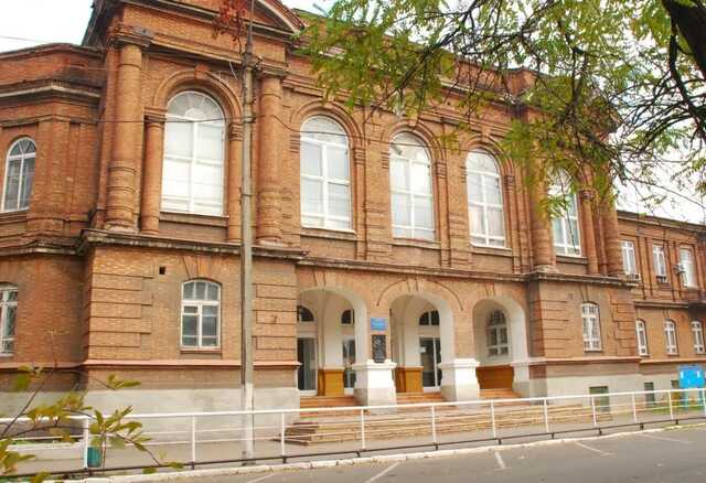 Окупанти знищили в Маріуполі історичну будівлю, де навчалися Авербах і Арнаутов