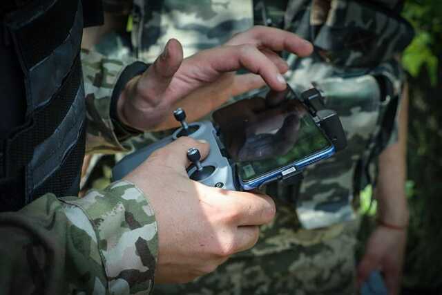 Запорізькі аеророзвідники скинули вибухівку на голову окупанта, який обстрілював українські позиції