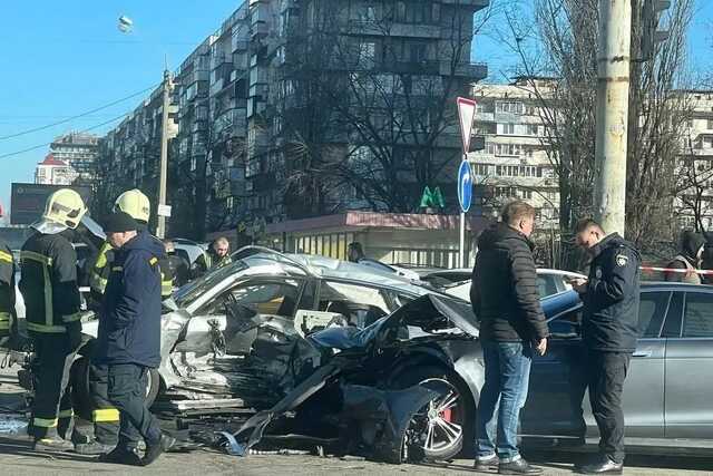 У Києві на Оболоні сталася масова аварія з постраждалими