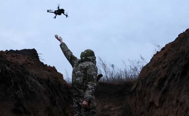 Дрон сбрасывает гранату в окоп с шестью оккупантами