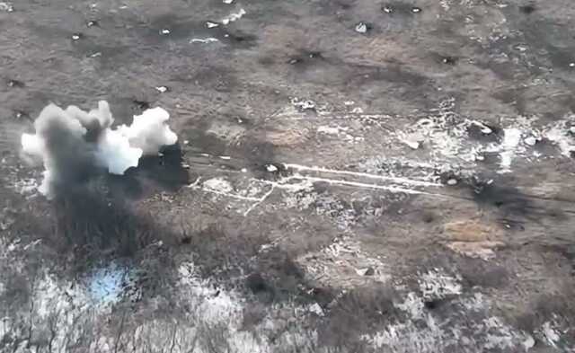 Дві ворожі бронемашини з піхотою вибухають на протитанкових мінах