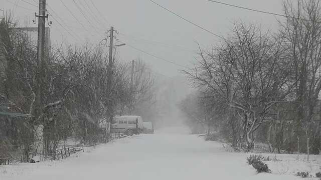 В Киеве аномальная погода: идет ледяной снег, ударила молния с громом