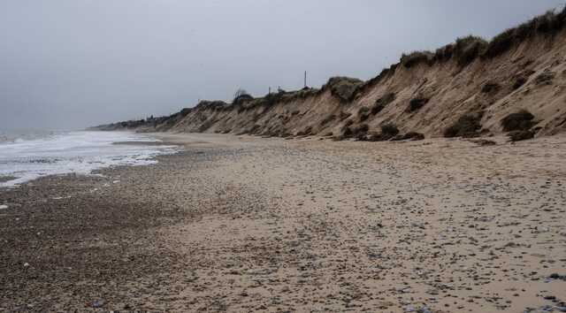 У Британії знайшли непритомну на пляжі 14-річну українку: дитина померла в лікарні