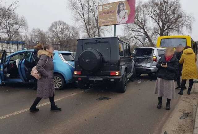 У Києві на Осокорках сталася масова аварія за участю маршрутки