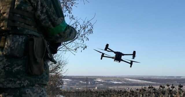 Дрон-камікадзе залетів у відкритий люк російського танку