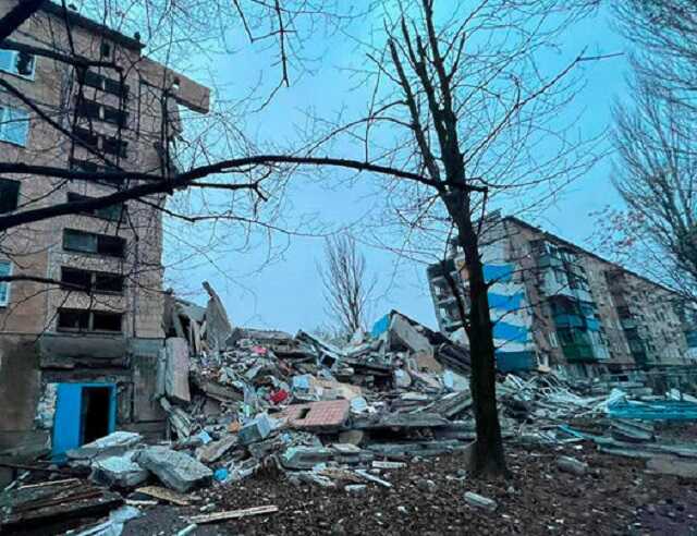 В Авдеевке после авиаудара обрушился целый подъезд пятиэтажки