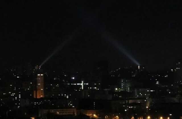 У Києві під час повітряної тривоги пролунав вибух, видніється дим