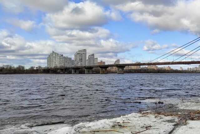 У Києві врятували чоловіка, який впав з Північного мосту в Дніпро