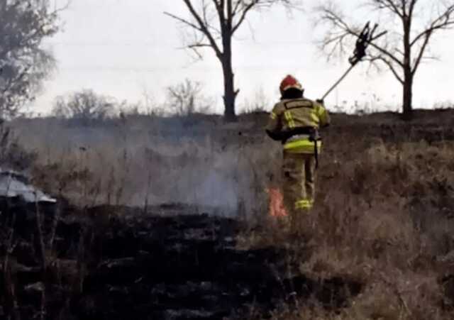 У Дніпропетровській області чоловік підпалив траву та обгорів у вогні