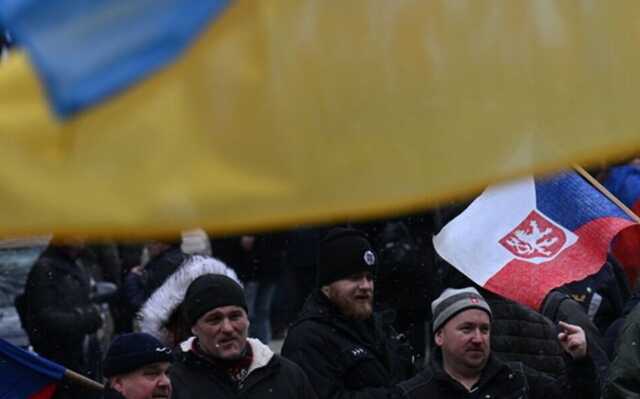 У Чехії протестувальники намагалися зняти прапор України з музею