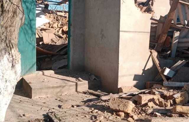 Окупанти вдарили по житлових будинках на Миколаївщині: загинула сімейна пара, їх дитину поранено