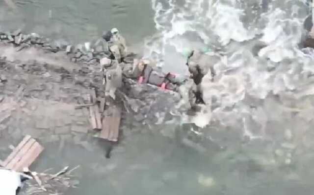 Бойцы выносят раненого собрата с поля боя в Бахмуте