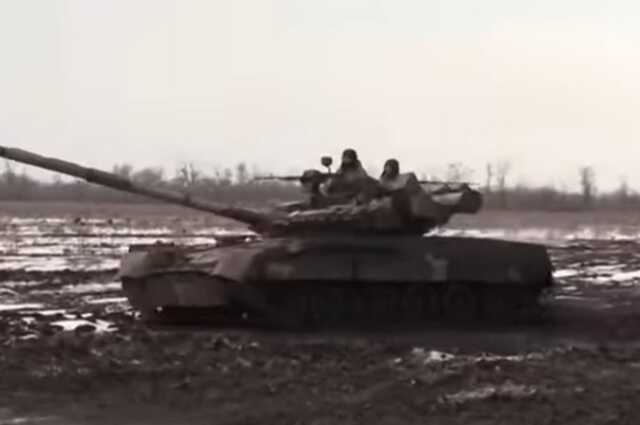 Экипаж украинского танка уничтожает позицию российской пехоты