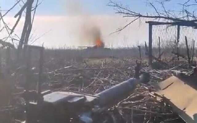 Уничтоженный вражеский танк, почти вплотную приблизившийся к позициям ВСУ