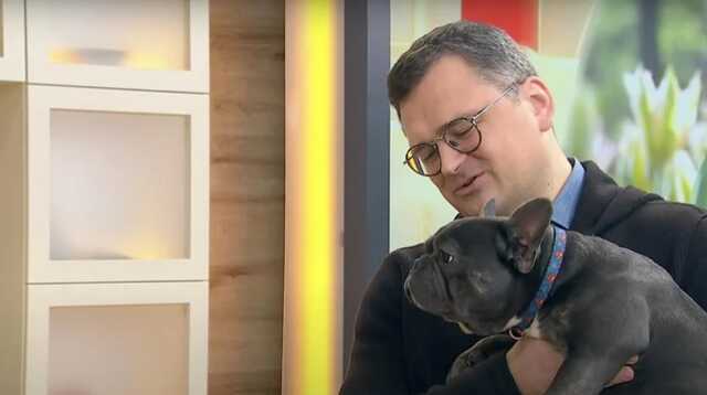 Глава МИД Украины пришел на эфир со своей собачкой, спасенной из Мариуполя