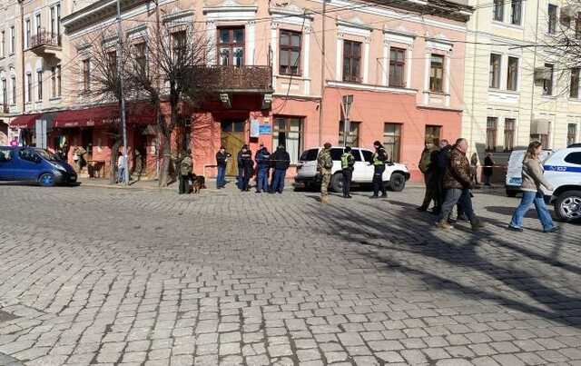 В Чернівцях чоловік з гранатою прийшов до апеляційного суду