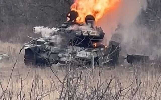 Російський танк догорає після атаки українських воїнів