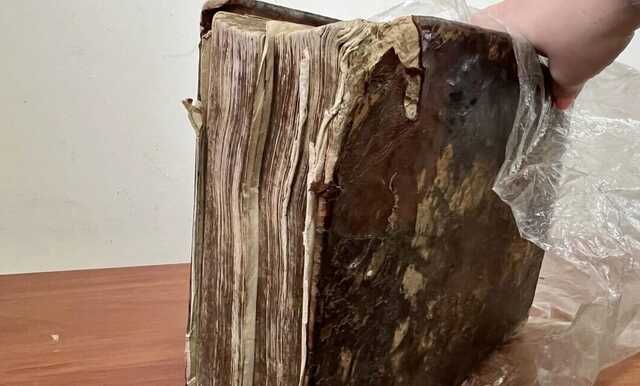 З України до Канади намагались відправити Біблію, надруковану понад 200 років тому