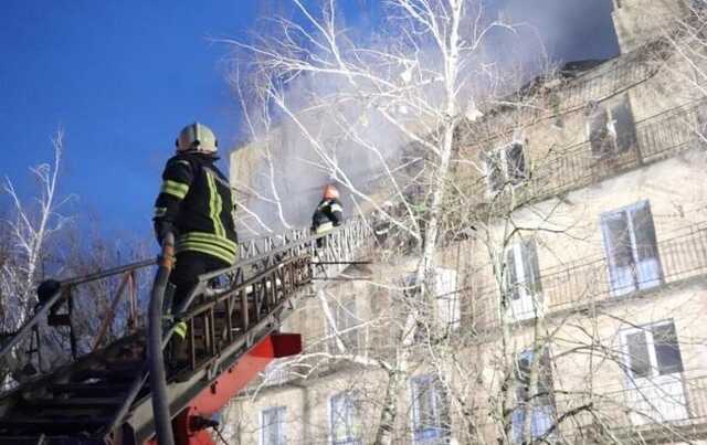 Окупанти вдарили по гуртожиткам та ліцею на Київщині: під завалами люди