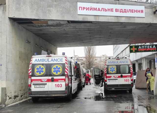 Хлопчик помер у лікарні: На Київщині мати викинула немовля з 5-го поверху