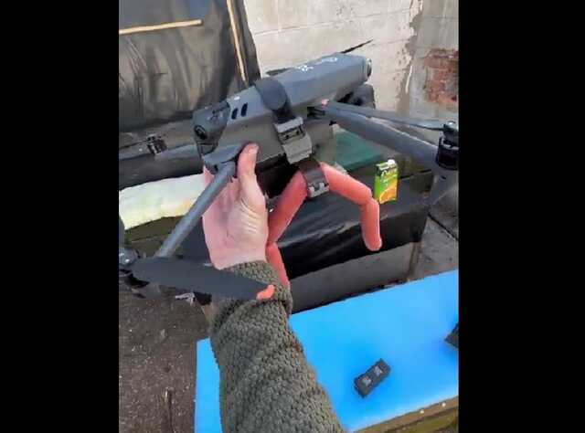 Бійці ЗСУ пристосували дрон для скидання сосисок голодному псу