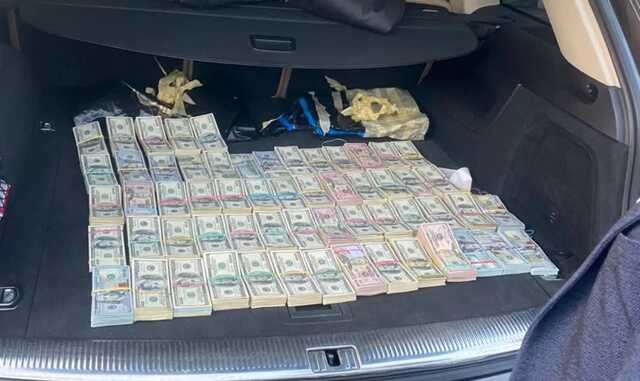 НАБУ закрило справу митника, котрий віз 700 тисяч доларів до Києва