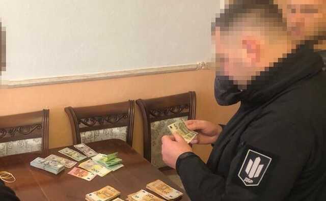 Викрито схему виїзду за кордон військовозобов’язаних, затримано правоохоронця і співробітника військкомату в Чернівцях