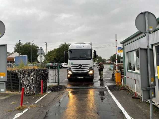 На пункті пропуску з Польщею призупинили рух вантажівок